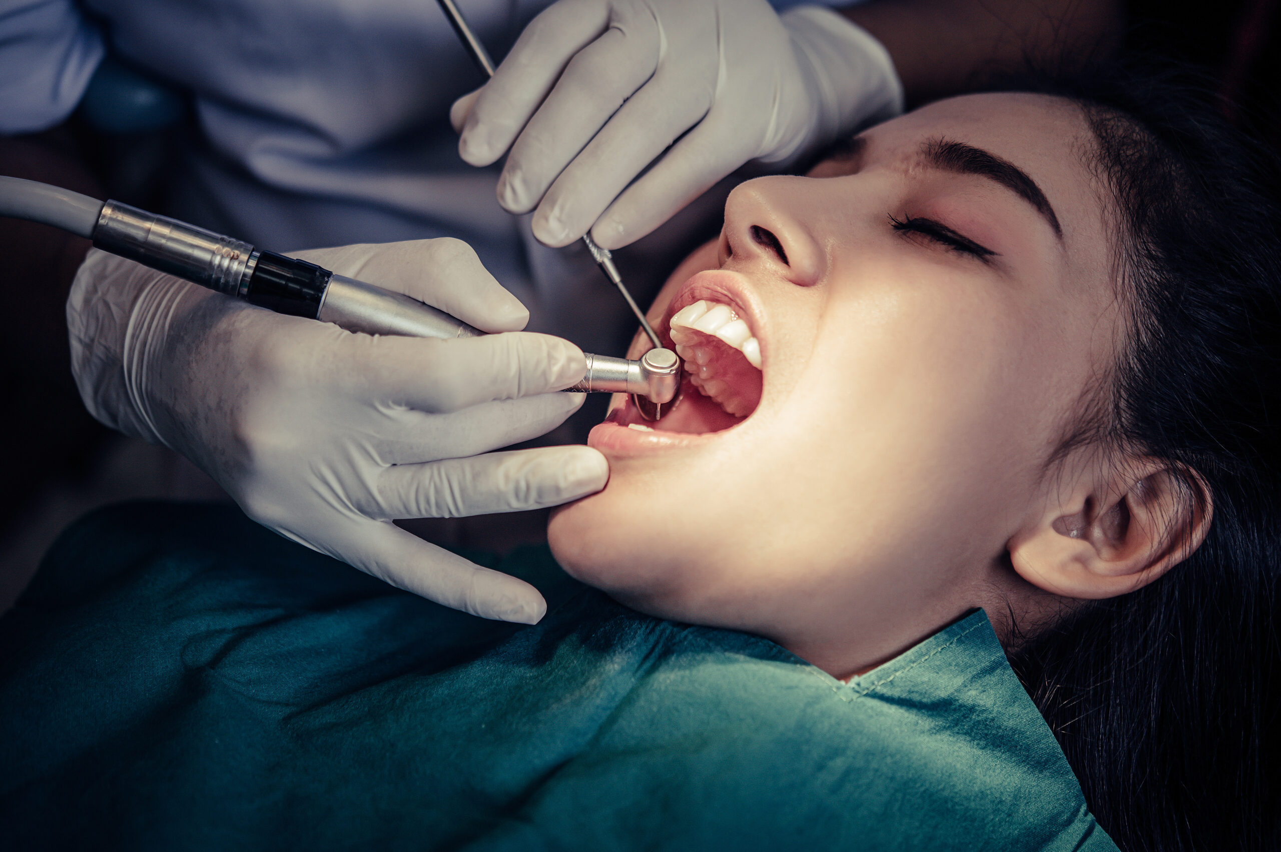 dentists treat patients teeth scaled